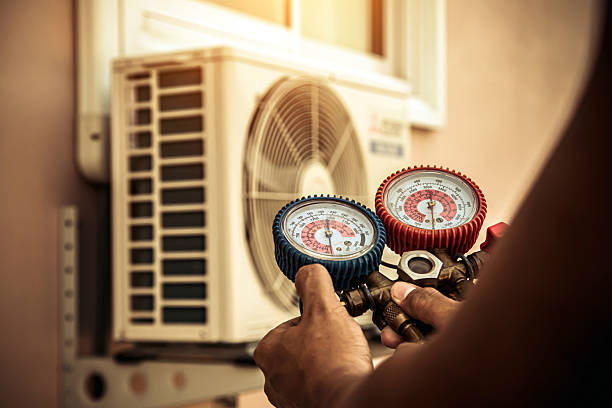 Professional Ac Installation technician working in Davenport, IA